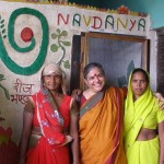 Vandana Shiva avec les gardiennes des semences à Mehpa