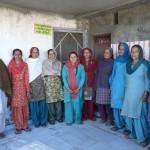 Groupe de femmes à Singiwala, devant la banque de semences