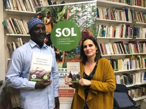 Clotilde Bato, directrice de SOL et Nadjirou Sall, secrétaire général de la FONGS tenant les livrets 