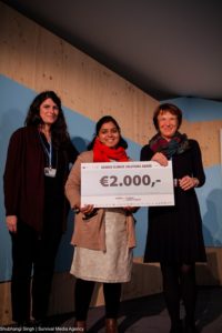 Remise du prix Solution Genres & Climat à Néha, Chargée du projet pour Navdanya, et Audrey, Responsable des programmes chez SOL