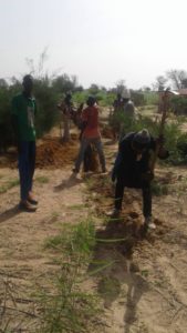 Octobre 2018 - La caravane de Bambey creuse les canalisations de l'adduction d'eau de la ferme de formation en agroécologie