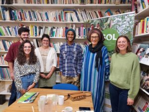 Rencontre sur le projet Biofermes Sénégal au siège parisien en septembre 2022. De gauche à droite : Gildas Buttet, Apolline Piquenot, Audrey Boullot, Mame Samba (ONG des Villageois de Ndem), Sokhna Aissa (ONG des Villageois de Ndem) et Yuna Salmon.