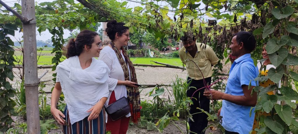 Rencontre dans le Bihar entre ( de gauche à droite) Apolline Piquenot, notre Chargée des projets et partenariats, Audrey Boullot, notre Directrice des programmes et du développement et les membres de l'organisation Green Vasudha